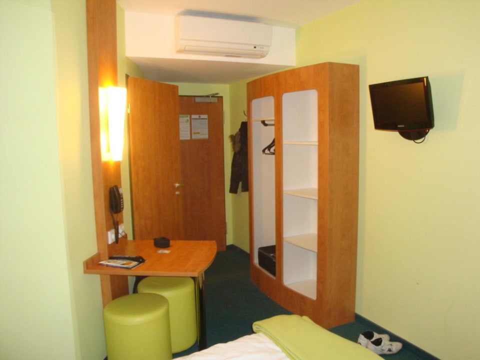 Eingang B&B Hotel Augsburg-Süd