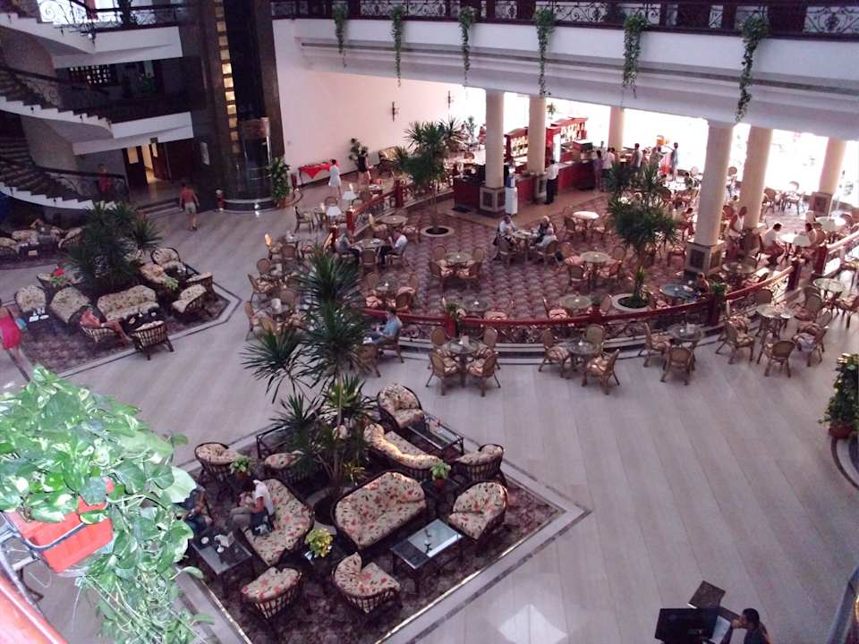 Lobby, wie im Schiff Titanic Resort & Aqua Park