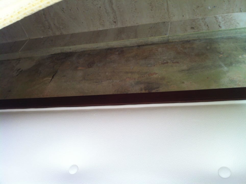 Schimmel hinter dem Bett,neueres Gebäude Sandy Beach Resort