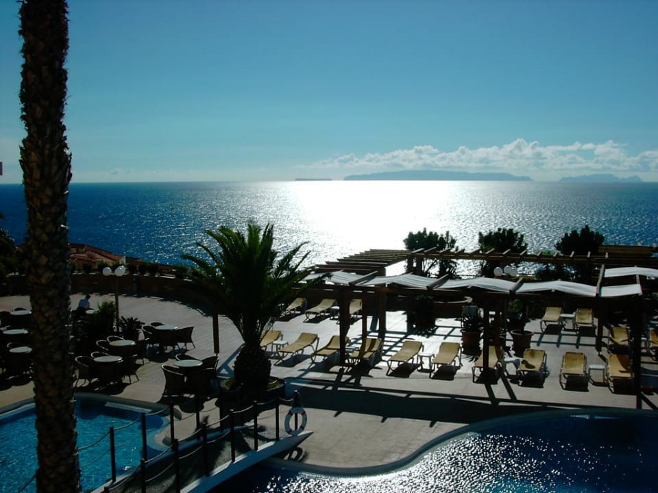 Aussicht aus dem Hotelzimmer auf Pool und Atlantik Sentido Galosol