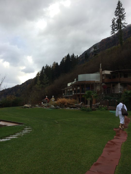 Weg zum Teich  Quellenhof Luxury Resort Passeier