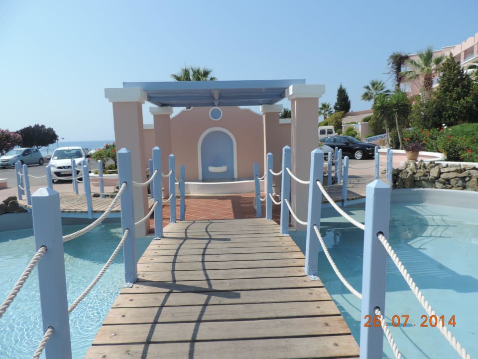 Passerelle d'accès à la piscine animée Mitsis Rodos Village