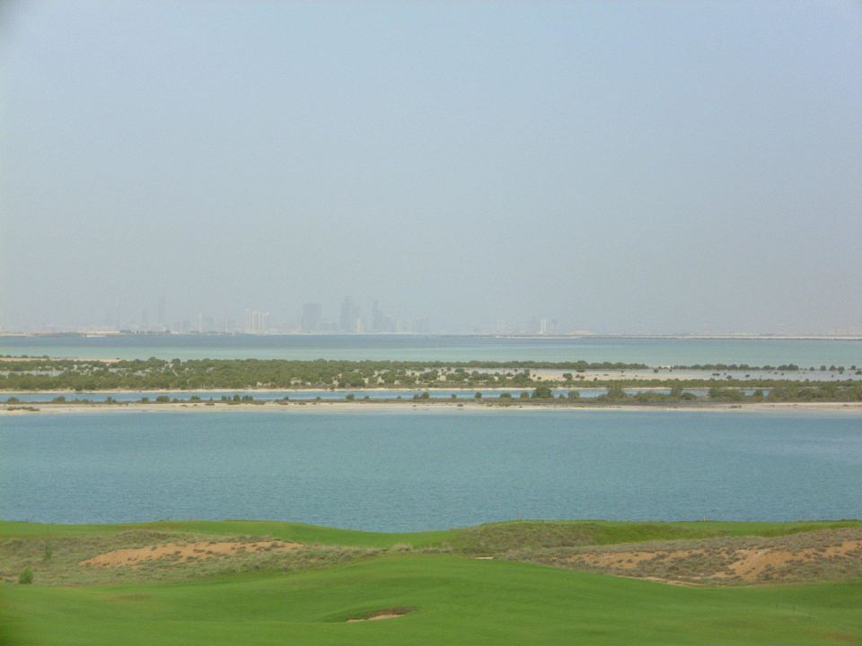 Skyline Abu Dhabi 30 km entfernt Crowne Plaza Hotel Yas Island