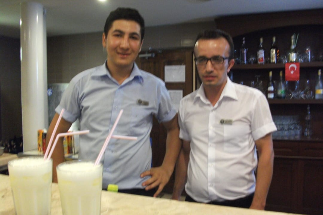 2 der netten Kellner Turunc Resort Hotel