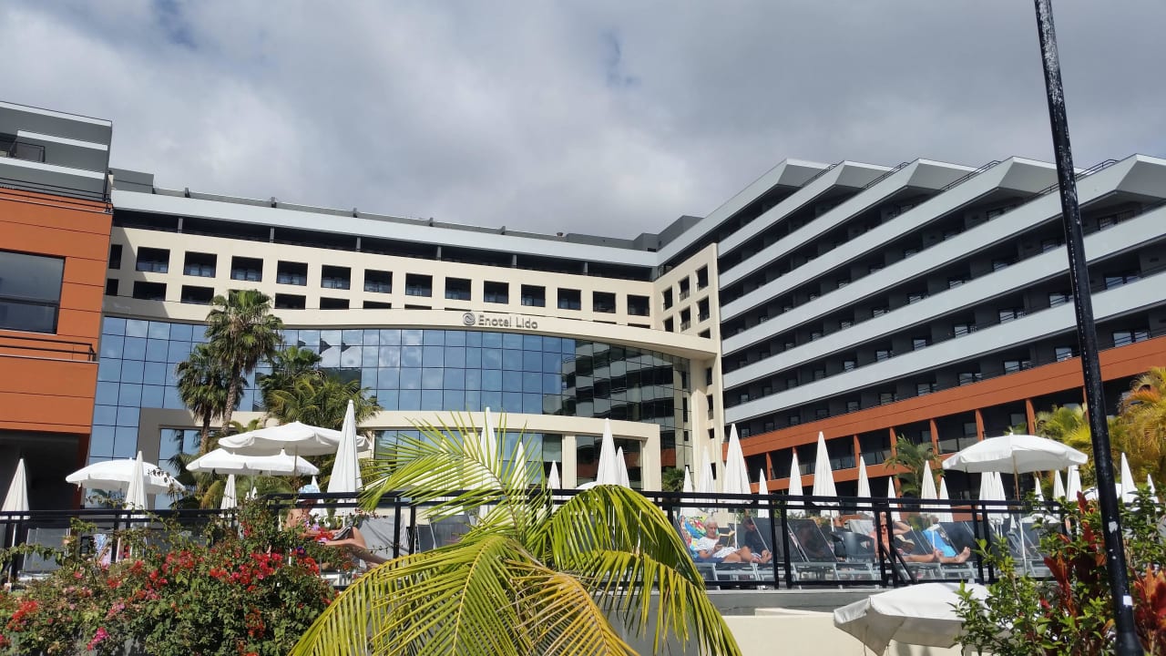 Seiten von Poolanlage und Meer Enotel Lido