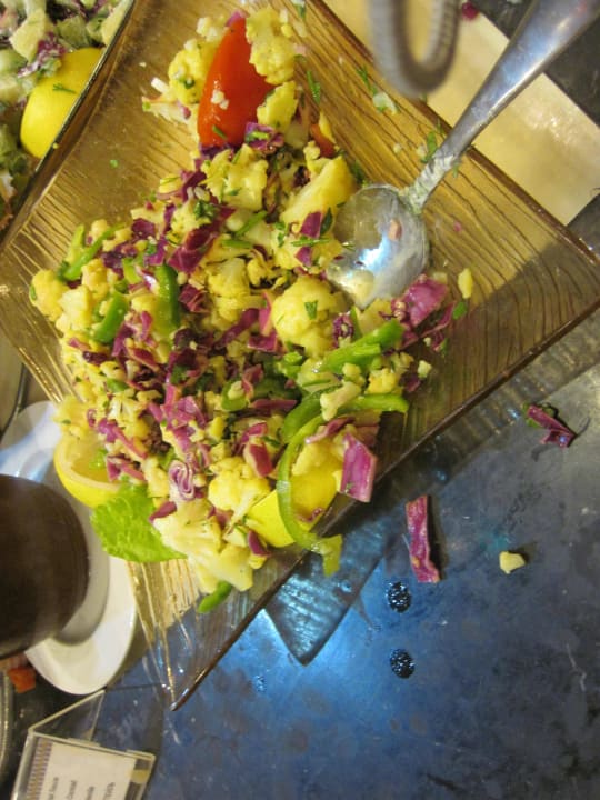 Lecker servierter Salat ... Hotel Mercure Hurghada
