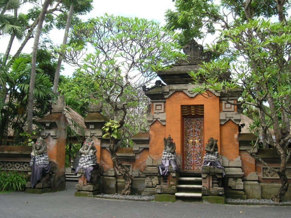 Tür und Eingang zur Lobby Puri Santrian