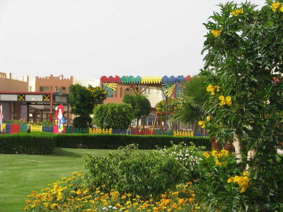 Вид на детский клуб  SUNRISE Royal Makadi Resort