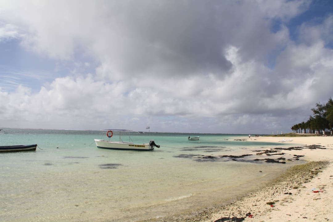 Strandspaziergang in die linke Richtung Crystals Beach Resort Belle Mare, a member of Radisson Individuals