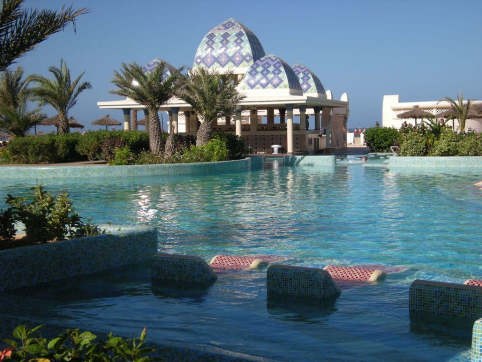 Schöner Pool Hotel Riu Karamboa