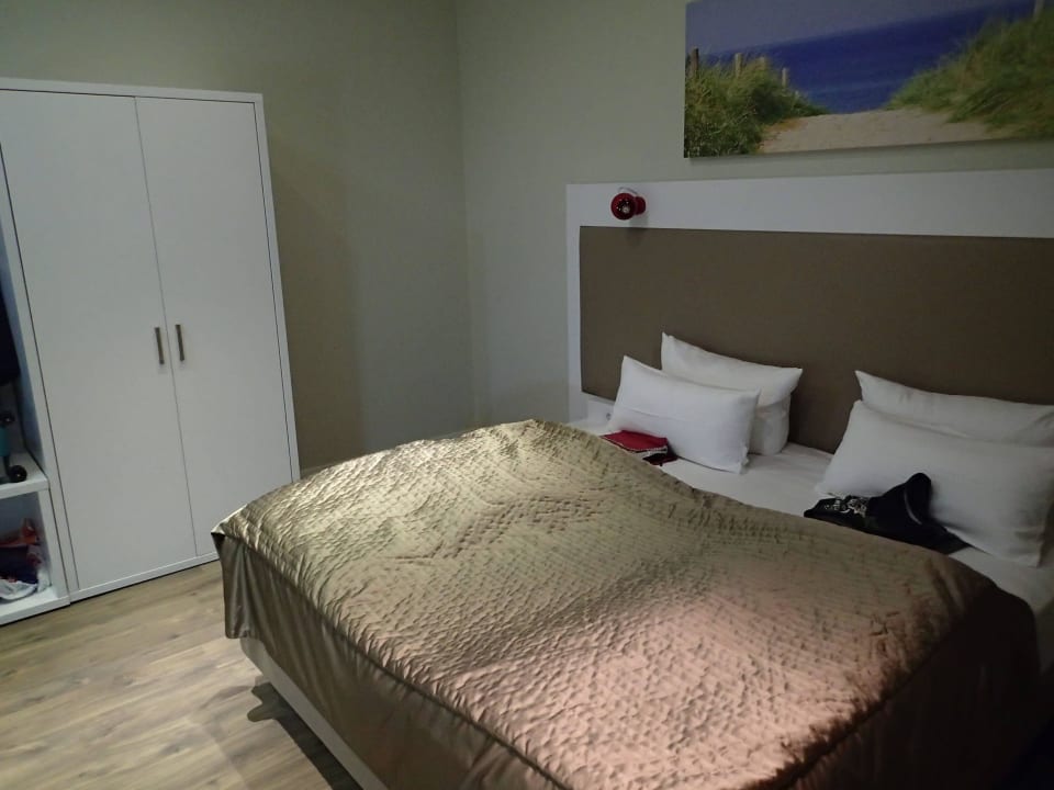 Spartanisch eingerichtetes Zimmer Hotel Domicil Hamburg by Golden Tulip