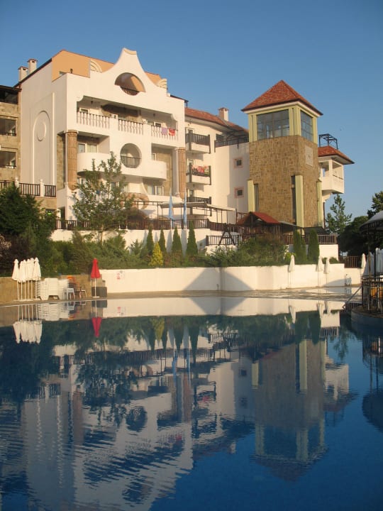 Pool und eine Seite des Hotels Bella Vista Beach Club