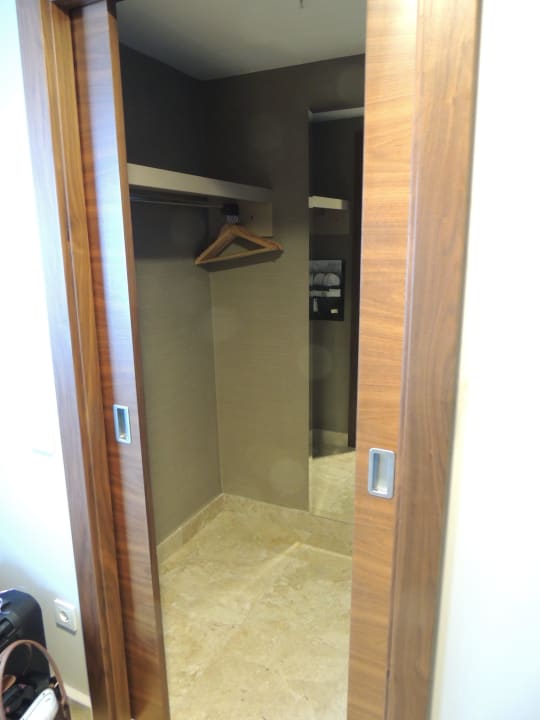 Begehbarer Kleiderschrank in der Romance-Suite Commodore Elite Suites & Spa - Adults only