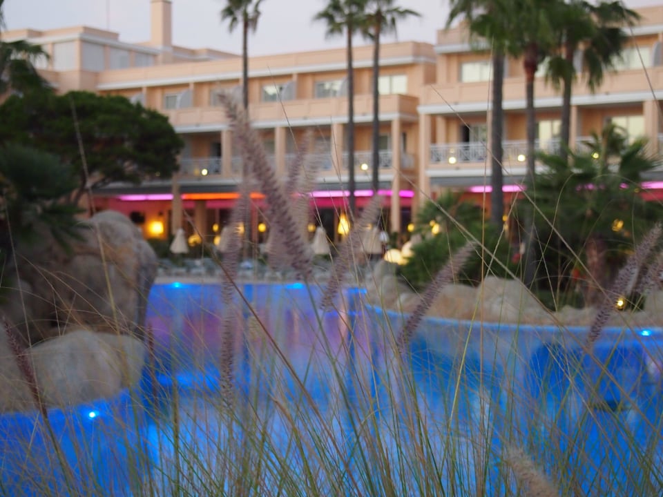 Pool am Abend Hipotels Playa la Barrosa