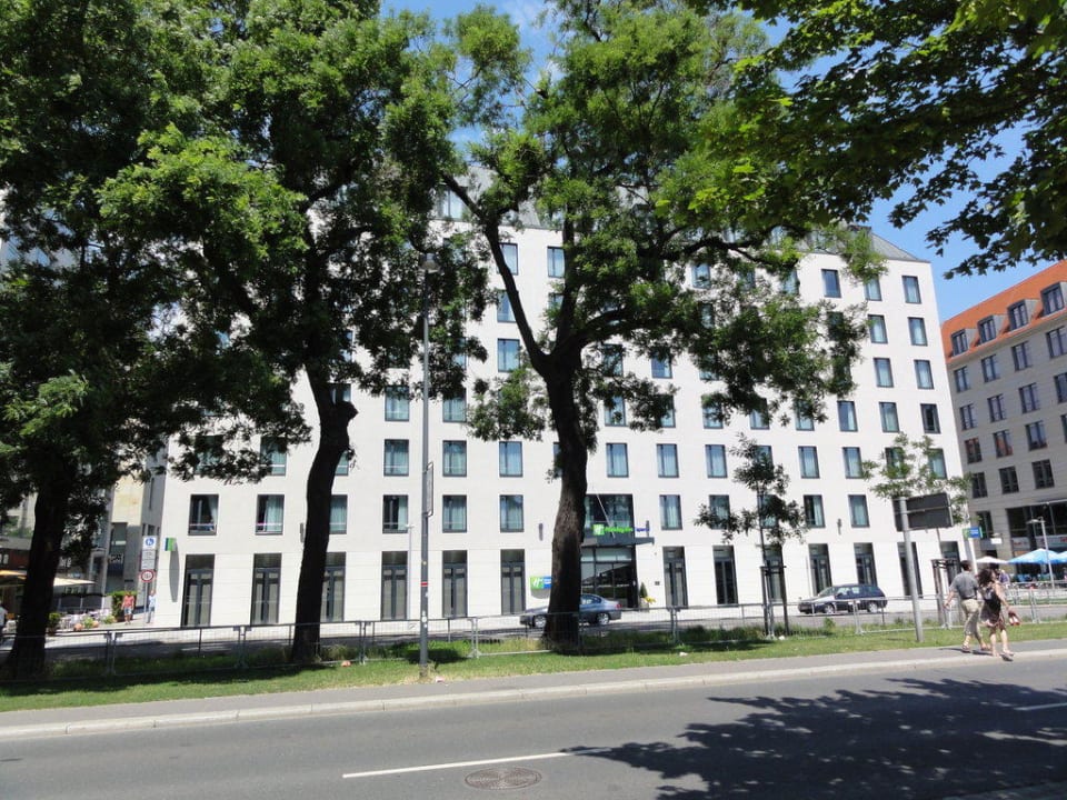 Hotelfront, Eingangsbereich Premier Inn Dresden City Zentrum