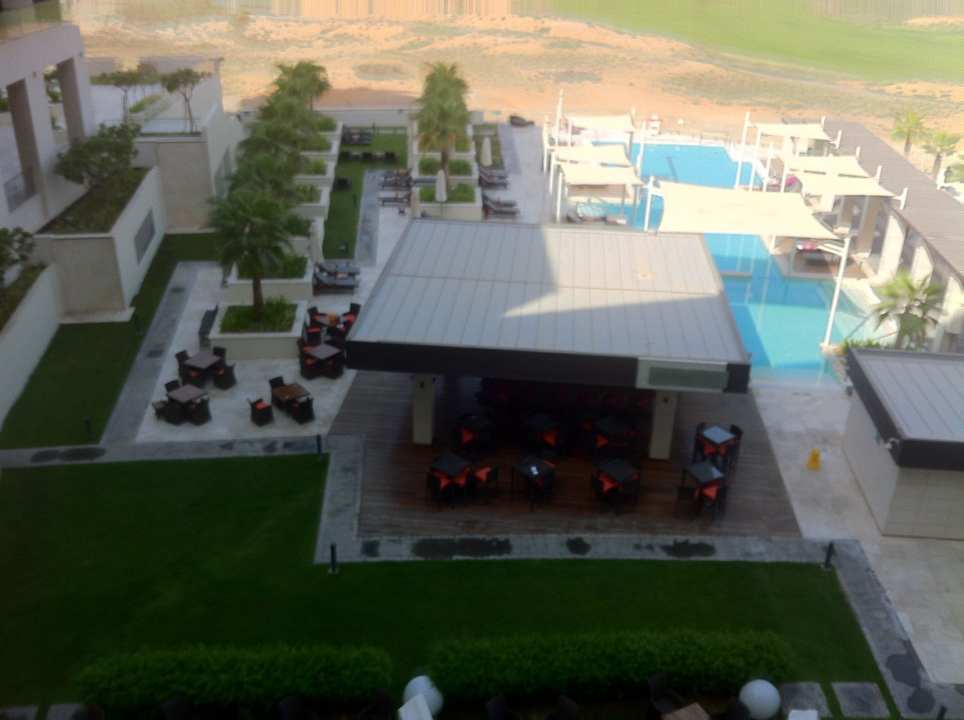 Blick auf Pool und Poolbar Crowne Plaza Hotel Yas Island