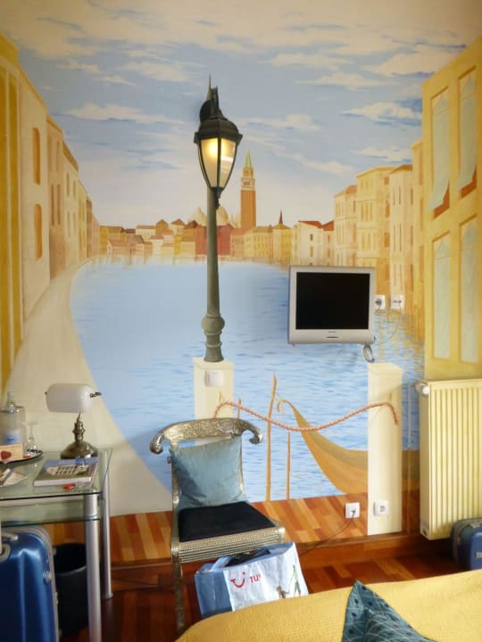 Tolle Idee mit der Lampe in der Wand PARK VILLA zentral am Mittelrhein