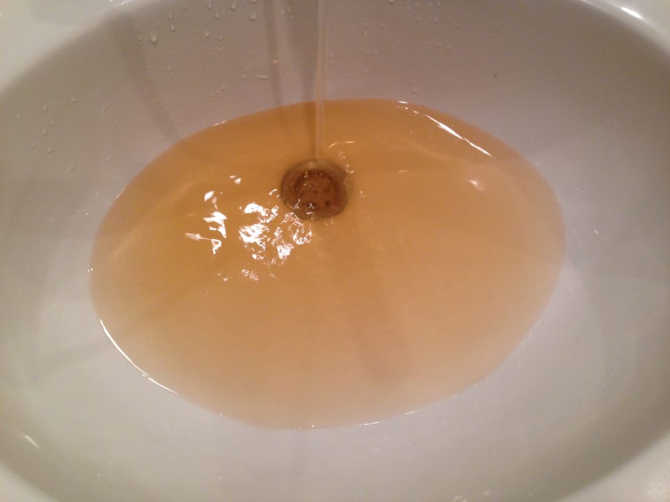 Wasser aus dem Wasserhahn vom Handwaschbecken Menaville Safaga