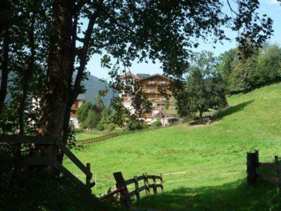 Blick vom Barfußpfad aus aufs Hotel Babyhotel Babymio