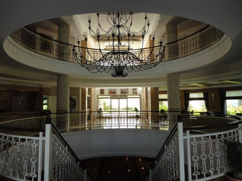 Schody prowadzące z głownego hallu na basen. Alba Queen Hotel