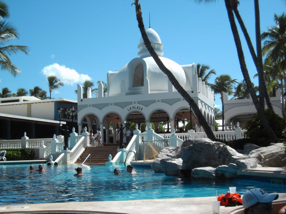 Von der Theke des Pools auf die Bar 'La Plaza' Hotel Riu Bambu