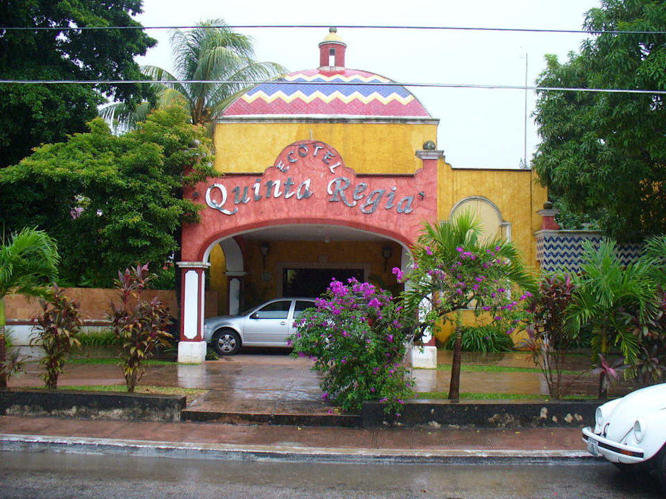 Eingang des Hotels Ecotel Quintana Regia