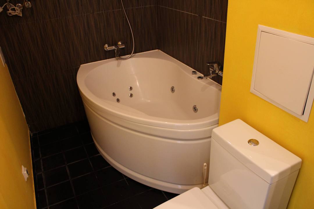 Großer Jacuzzi leider ohne Vorhang Partner Guest House Baseina Street