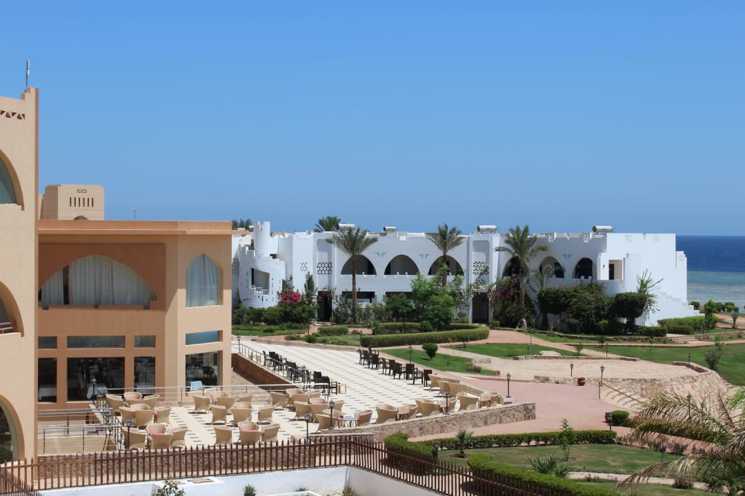 Haupthaus mit Sonnenterasse. Three Corners Equinox Beach Resort