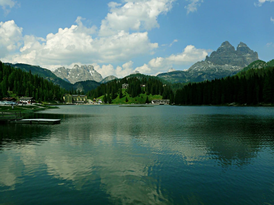 Blick zum Hotel vom gegenüberliegenden Seeufer Grand Hotel Misurina