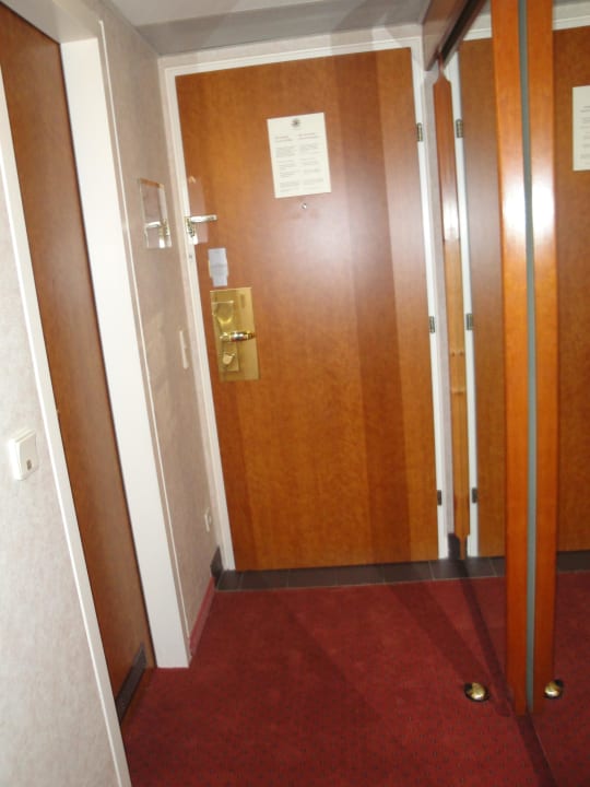 Zimmertür und Flur Renaissance Wien Hotel