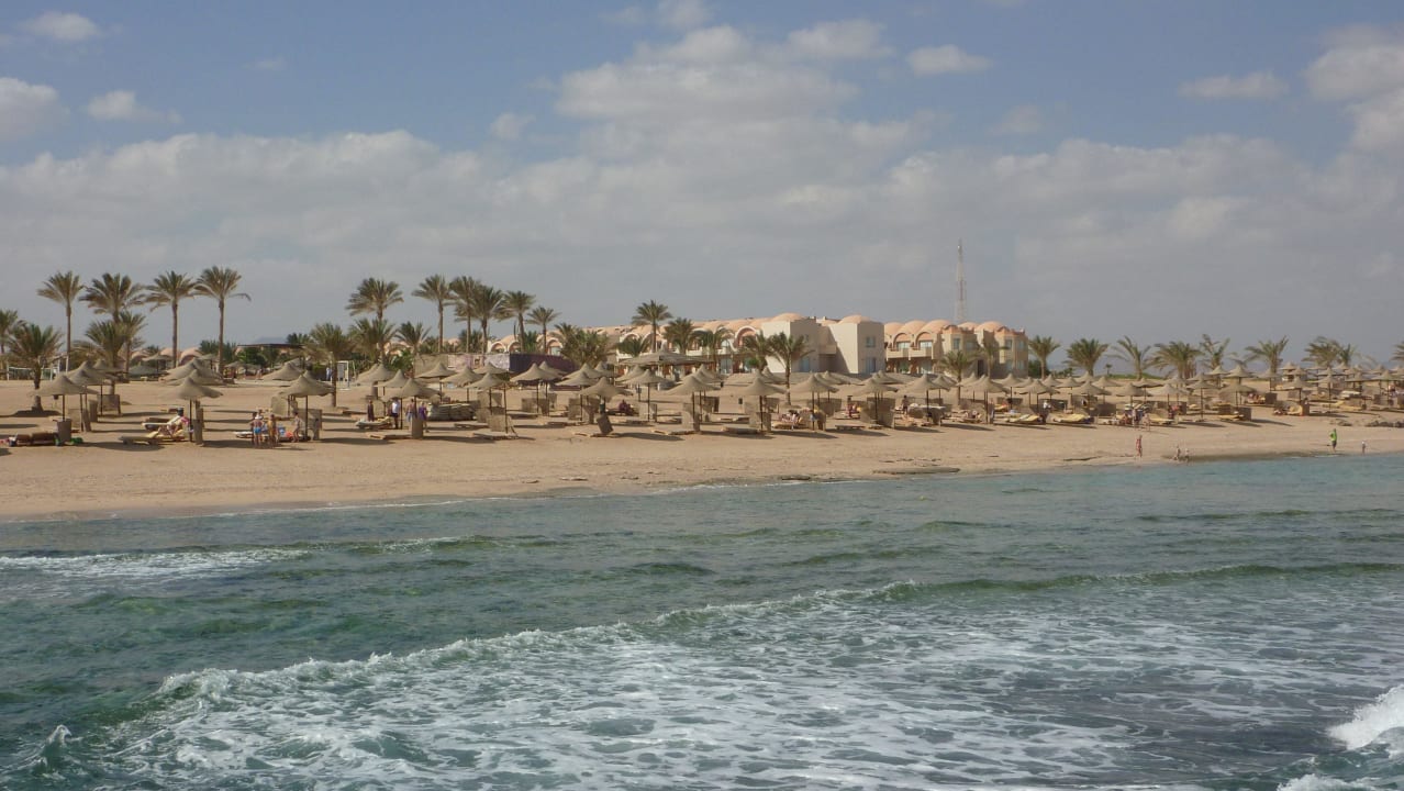 Plażą z pomostu Three Corners Sea Beach Resort