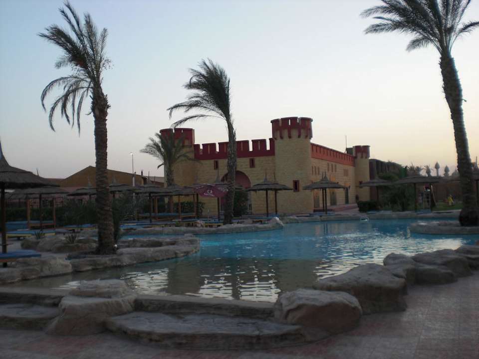 Einer von sechs Poolanlagen Pickalbatros Alf Leila Wa Leila Resort - Neverland Hurghada