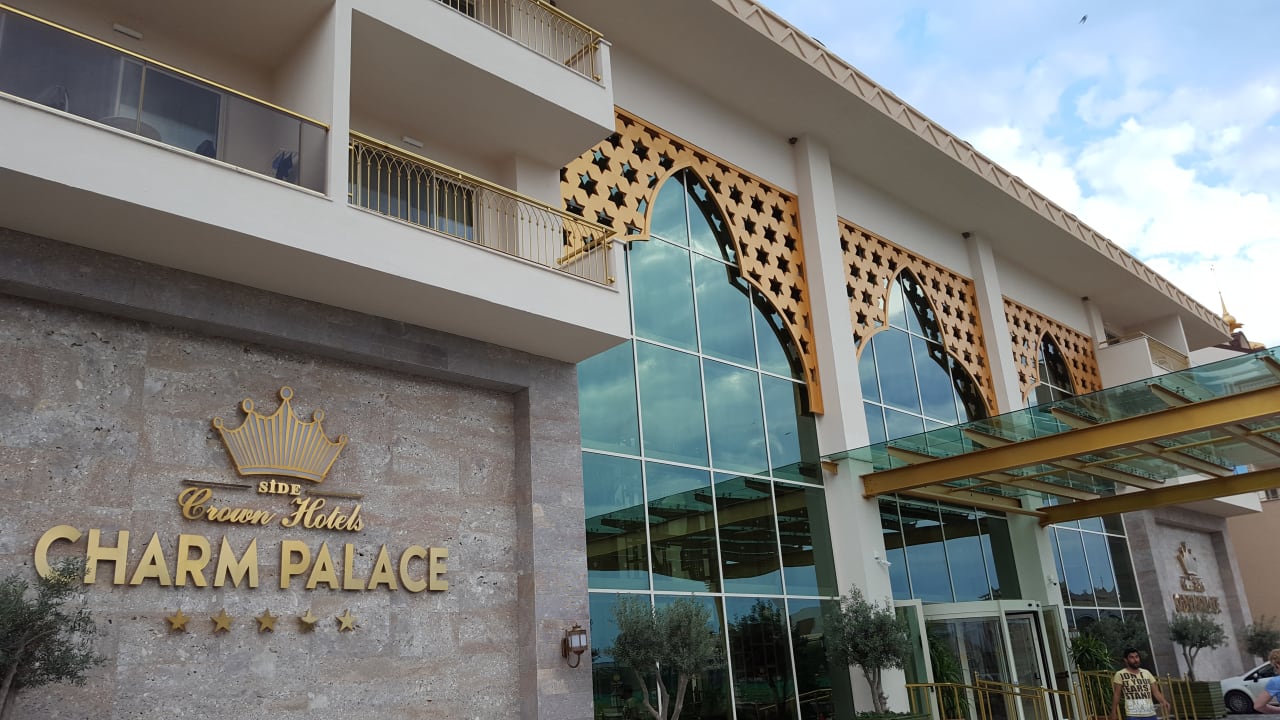 Lobby Well Palace Side