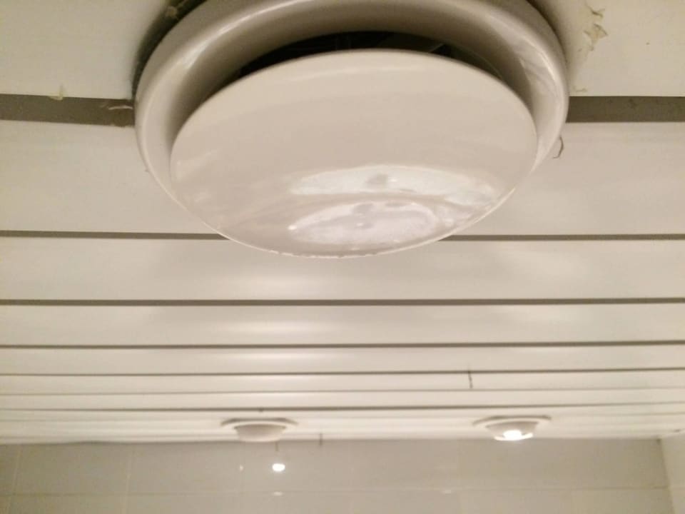 Badezimmerdecke:Staubfäden hängen von der Decke allsun Hotel Cristóbal Colón