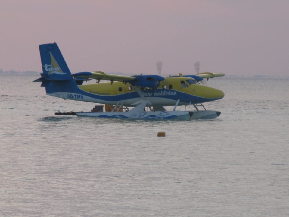 Wasserflugzeug beim Start Angaga Island Resort