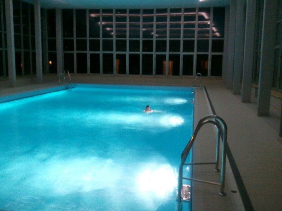 Basen wieczorem Hotel Kormoran