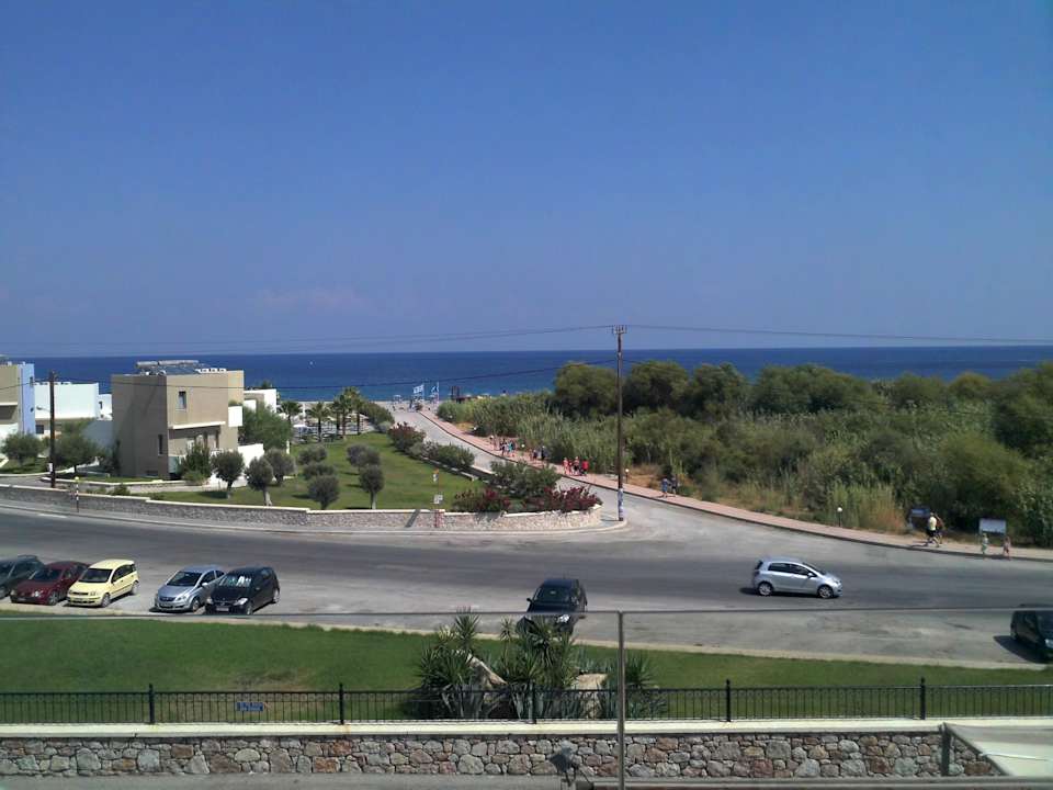 Weg zum Strand - Ausblick vom Restaurant Atlantica Mikri Poli Rhodes