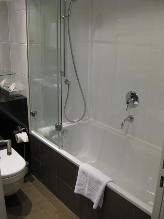 Bad eines Standardzimmers Adina Apartment Hotel Frankfurt Neue Oper