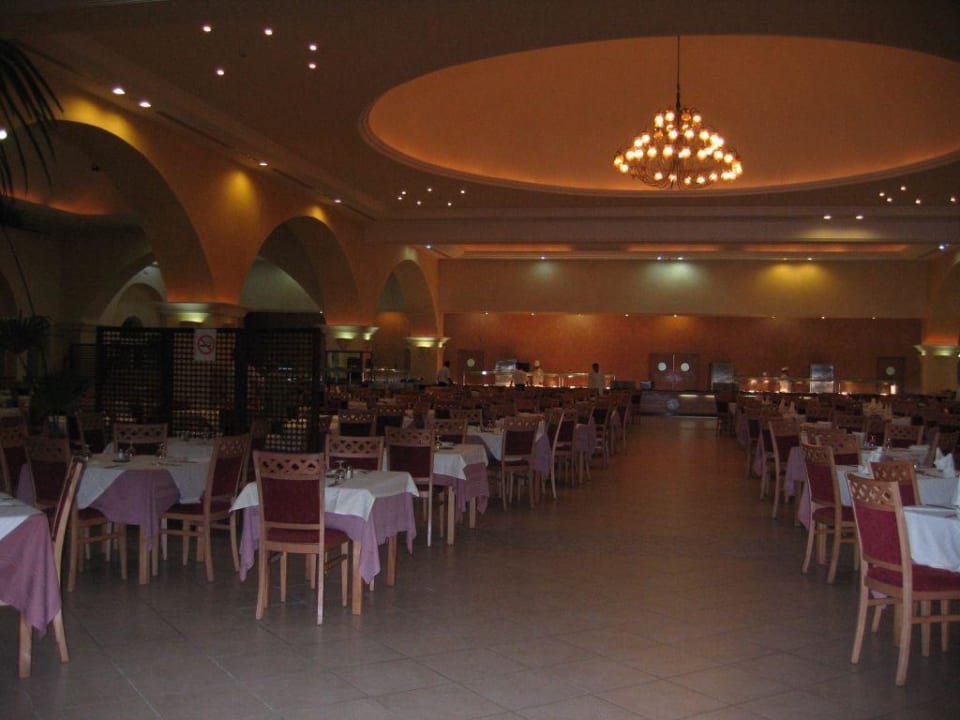 Teil des Speisesaales am Abend Zita Beach Resort