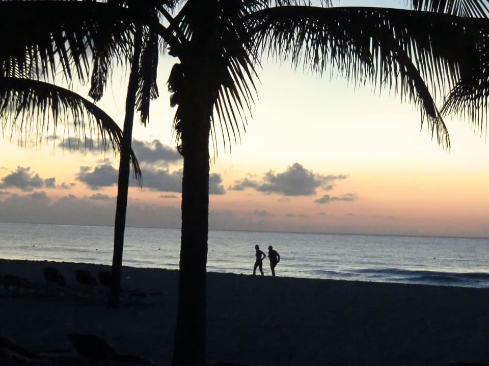 Strandspaziergang bei Sonnenaufgang Hotel Riu Tequila