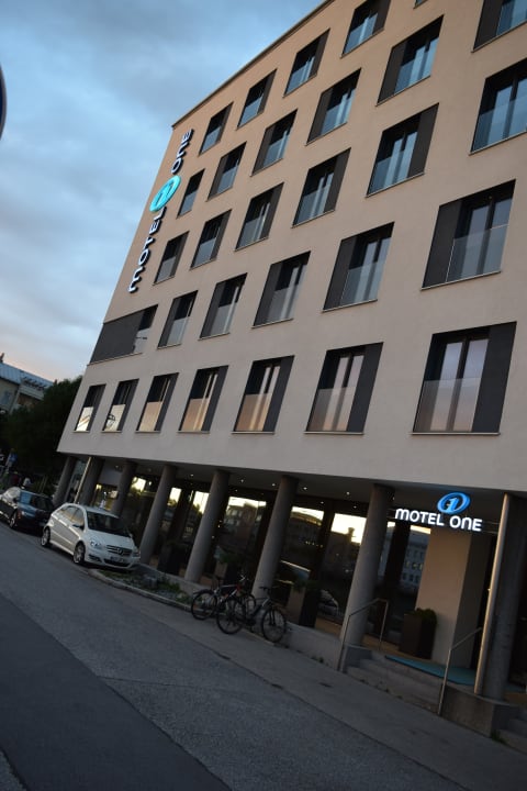 Außenansicht Motel One Salzburg-Mirabell