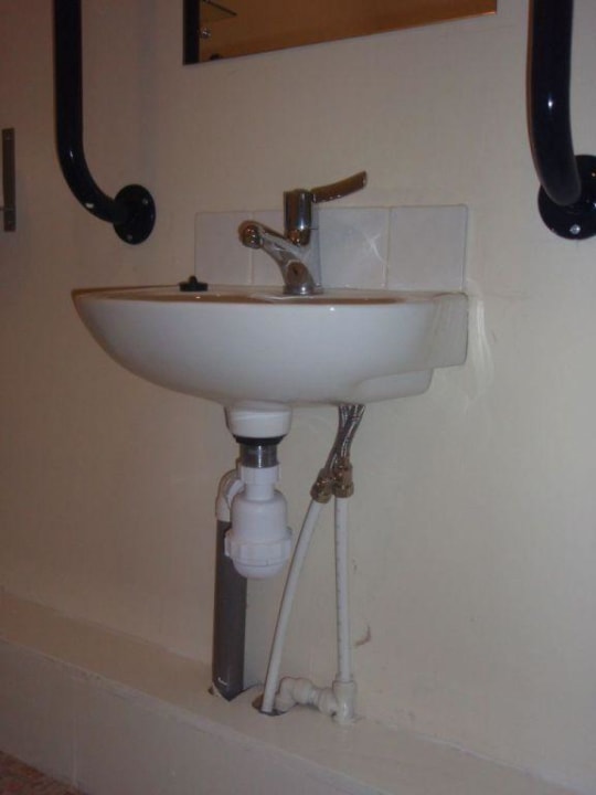 Waschbecken als Pissouar Hotel Sky Plaza Cardiff Airport