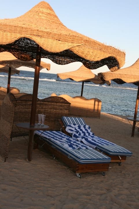 Liegen am Strand Three Corners Happy Life Beach Resort