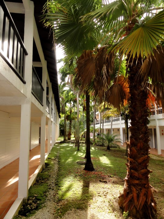 Innenhöfe der Hotelgebäude La Creole Beach Hotel & Spa