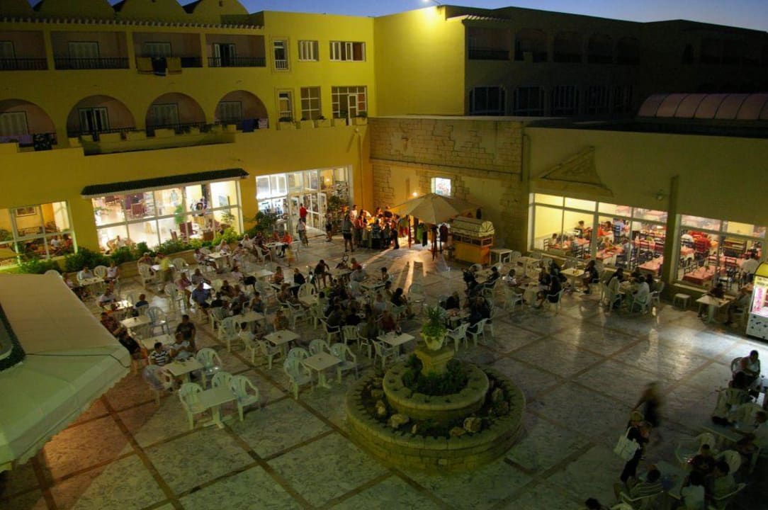 Terrasse des Hotels am Abend Houda Golf & Beach Club
