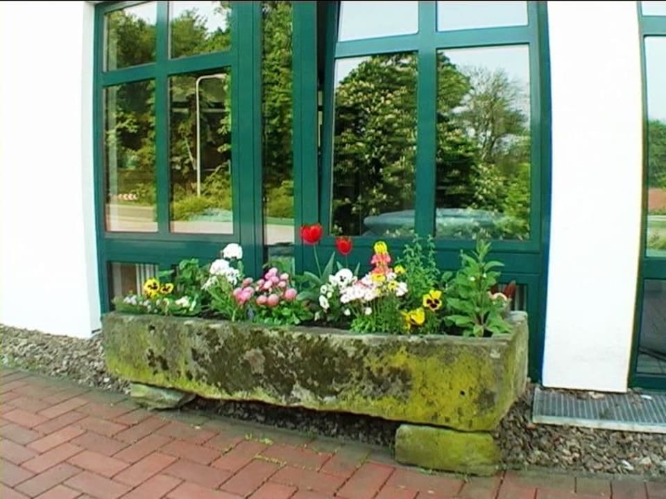 Blumen am Hoteleingang Hotel Grosse Klus