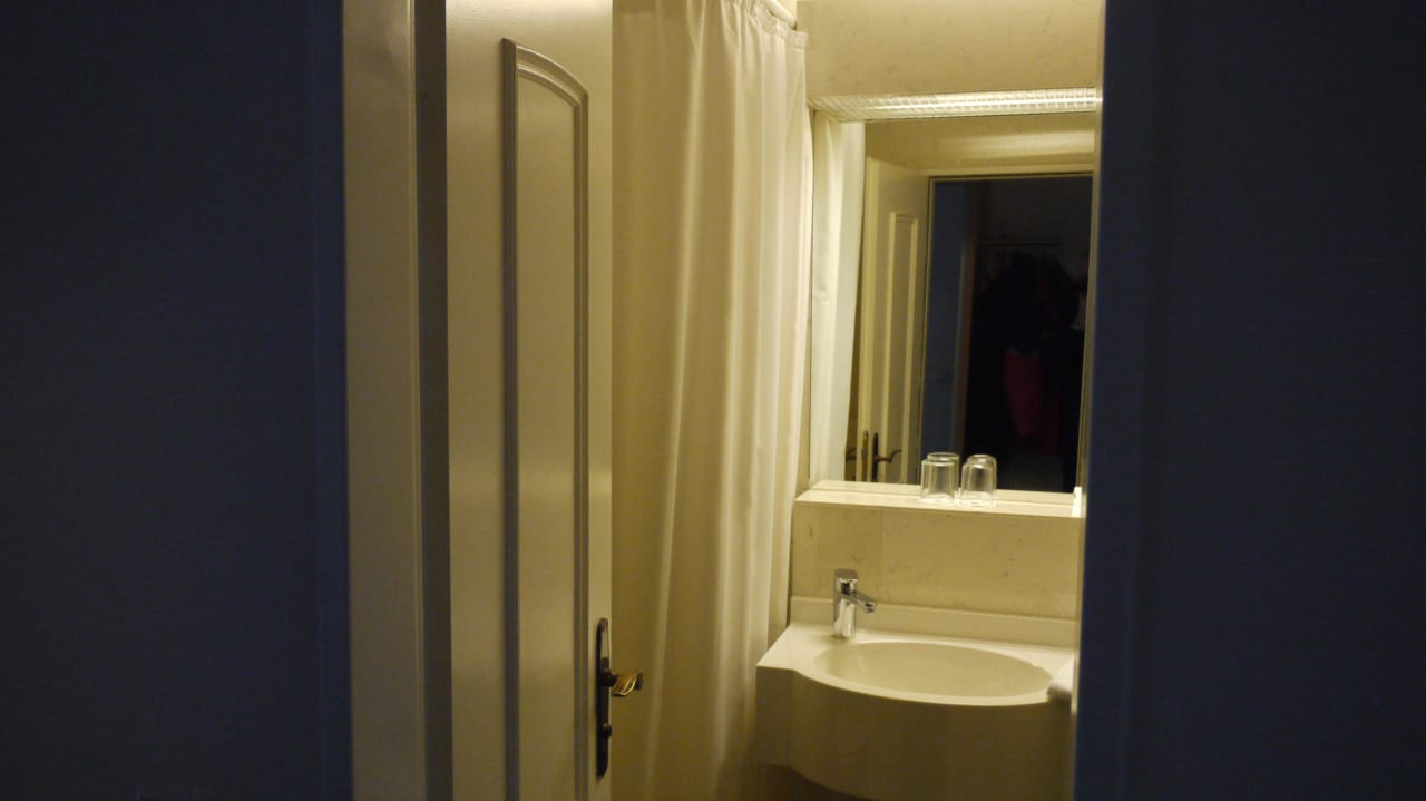 Blick ins Bad, Duschecke und WC hinter der Tür Hotel Der Achtermann