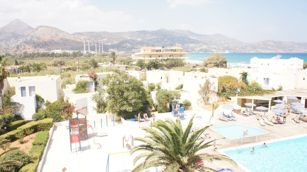 Basen i przyległe bungalowy Dessole Dolphin Bay Resort