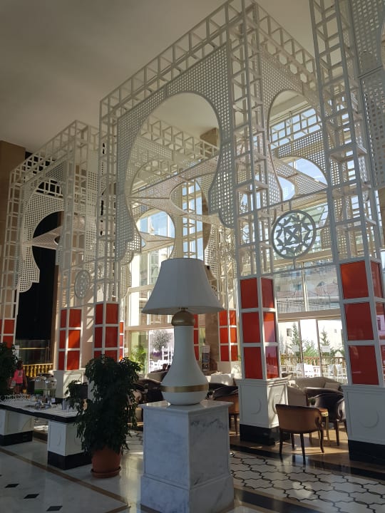 Lobby Well Palace Side