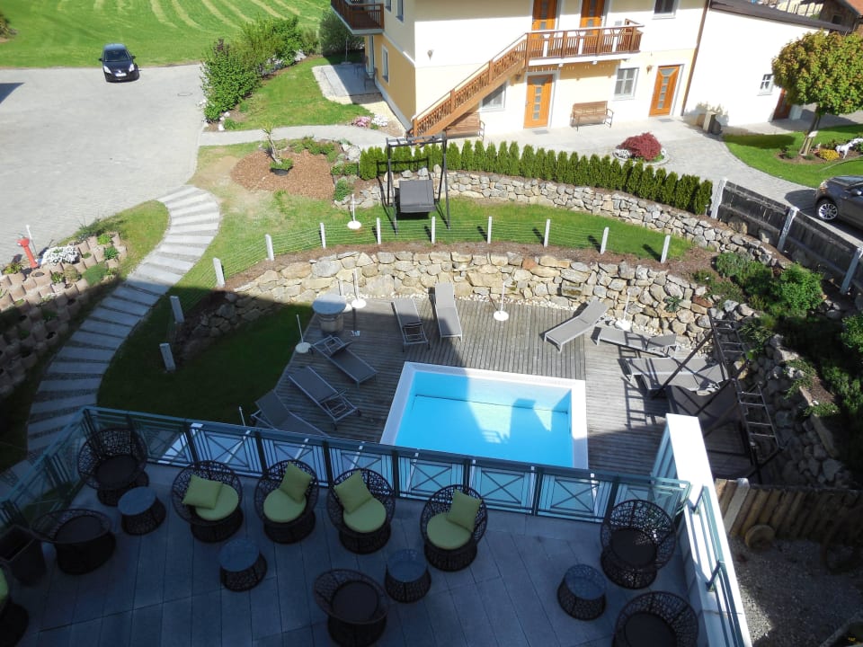 Rosensuite  - Blick vom Balkon Terrasse und Pool Das Stemp Wellnessresort